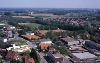Schule und Sportplatz 