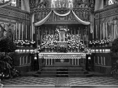 Neue Kirche Buldern - festlich geschmückter Hochaltar