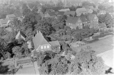 Pastorat mit Volksschule im Hintergrund