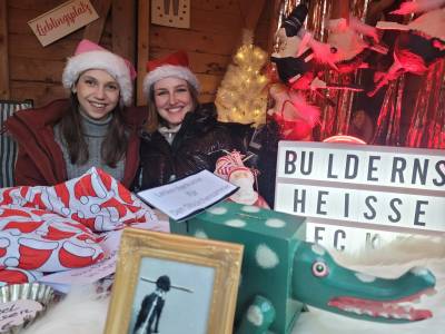 Die Freundinnen Marie Essmann (r.) und Mareike Doliff waren als Verkaeuferinnen in Buldern im Einsatz