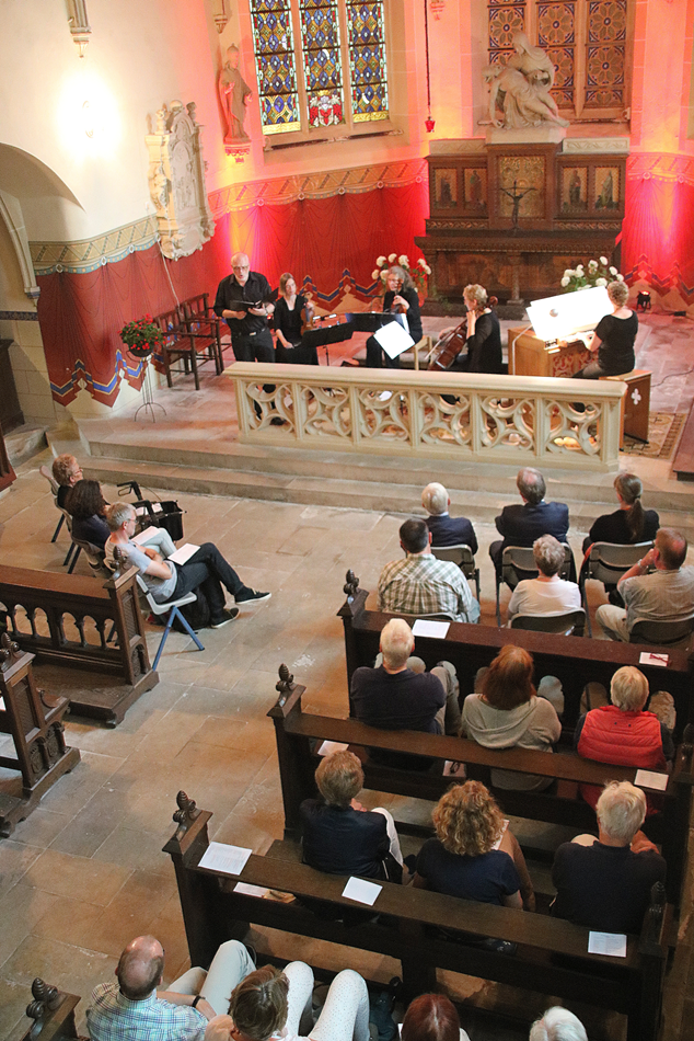 Die Alte Kirche Buldern bot das perfekte Ambiente für den Auftritt des Stever-Trios, das von Reinhild und Jörg Overgoor musikalisch unterstützt wurde. (DZ-Foto: wüb)