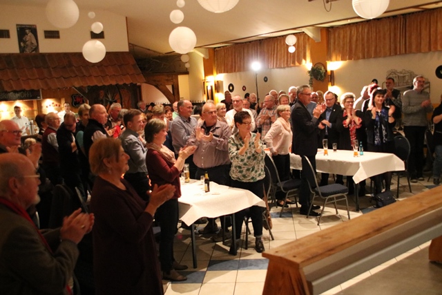 Stehende Ovationen gab es nach dem Auftritt von Bauchredner Michael Schürkamp. Rund 100 Besucher waren zum Heimatabend der Ortsgemeinschaft Buldern gekommen.