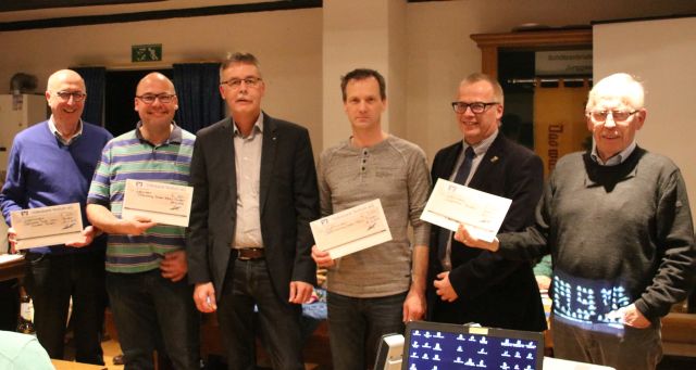 200-Euro-Schecks für gleich vier Vereine und Organisationen hatte Helmut Kreuznacht von der Volksbank Buldern mitgebracht