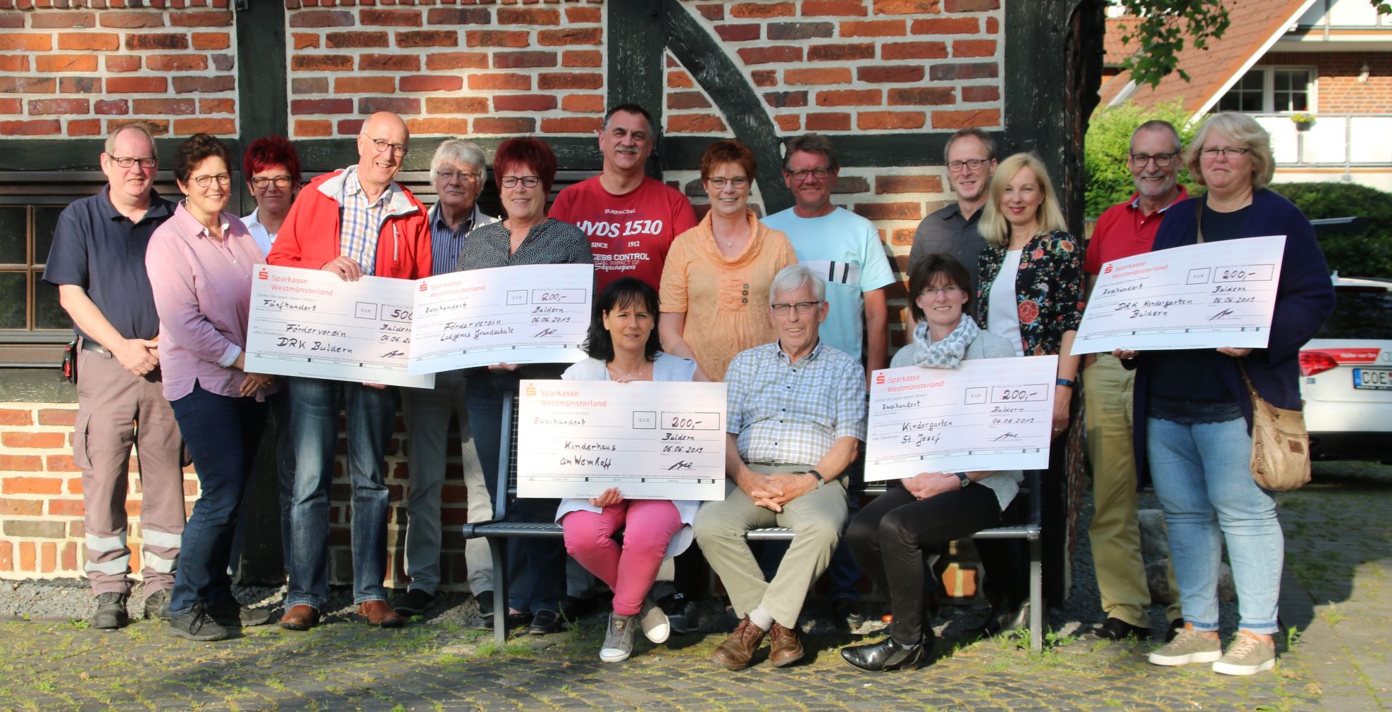 Insgesamt 1300 Euro an Spendengeldern wurden gleich an vier Einrichtungen in Buldern übergeben.