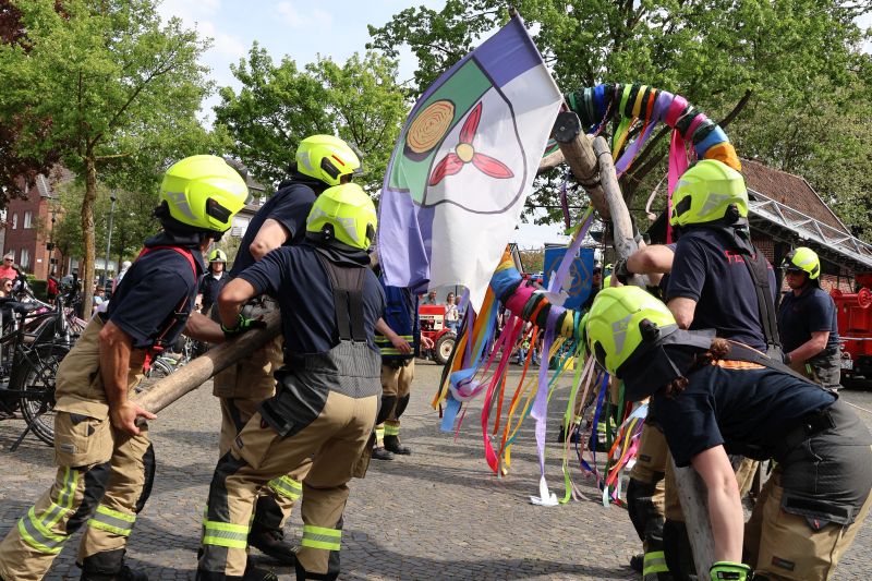 Vier Minuten schneller als im Vorjahr war die Feuerwehr beim Maibaum-Aufstellen in Buldern.

(Fotos: Barbara Wübbelt)